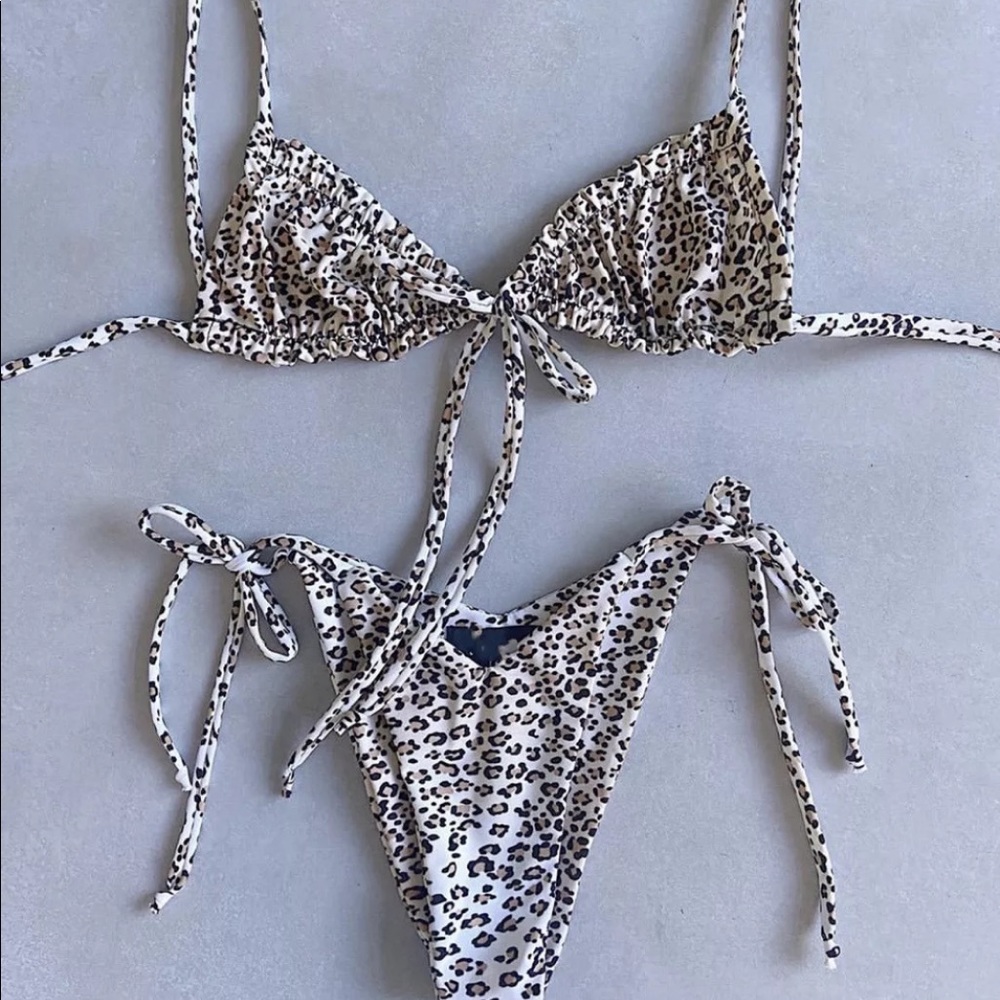 Sale🎉 Taylor Leopard Print V-Cut Bikini 💕 - Picture 2 of 2